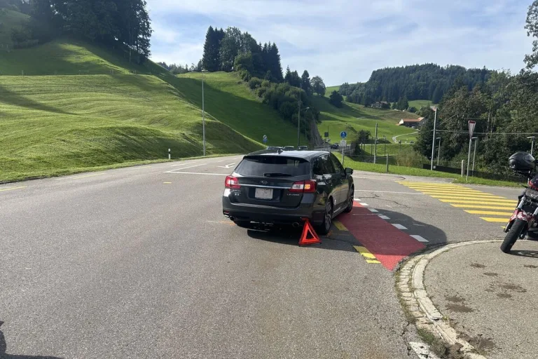 Unfall in Urnäsch AR – Motorradfahrerin prallt in abbiegendes Auto