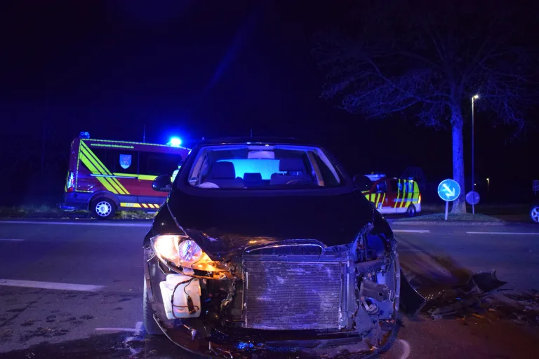 Hiddenhausen – Peugeot übersehen und Kollision verursacht – 5 Personen verletzt