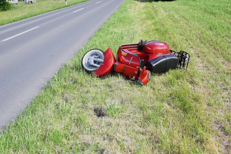 Bad Ragaz SG – Rollerfahrer rutscht bei Unfall 40 Meter über Teerbelag