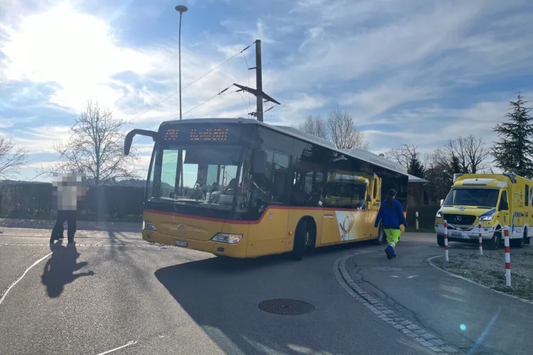 Jonschwil SG – Velofahrer bei Unfall mit Postauto verletzt