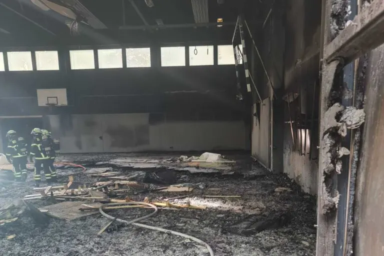 Dortmund-Lanstrop NW - Turnhalle einer Grundschule in Brand