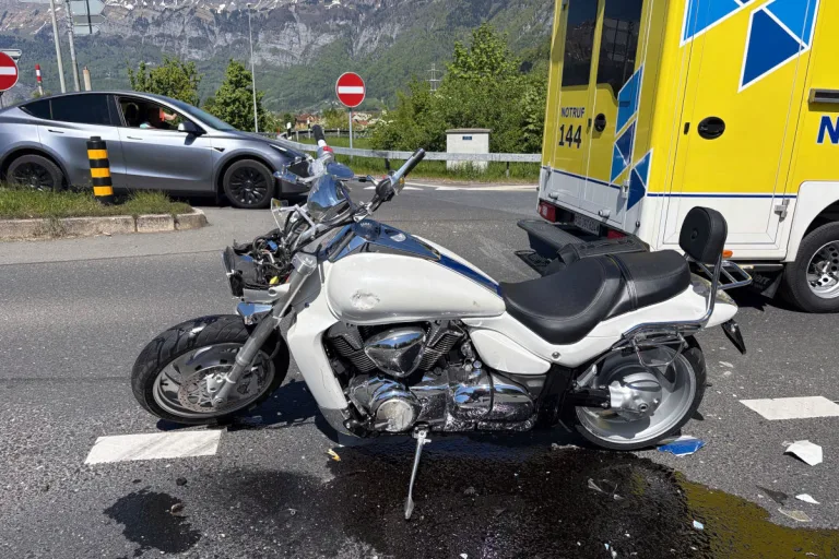 Unfall in Flums SG – Motorrad prallt gegen Lieferwagen