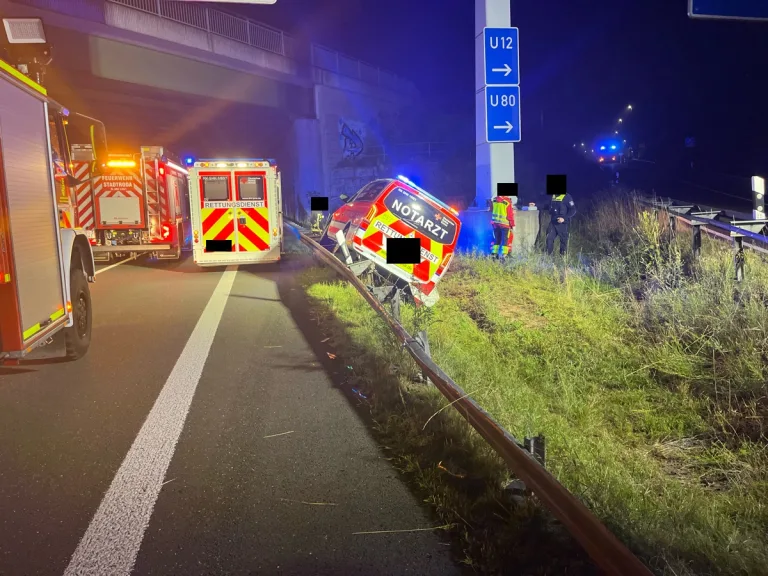 Jena – Notarztwagen bei Einsatzfahrt verunglückt