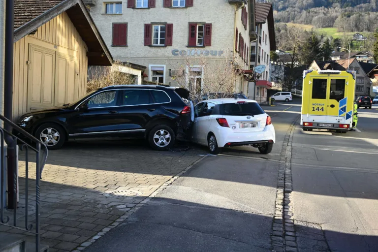 Rebstein SG – Gegen parkierte Autos geprallt