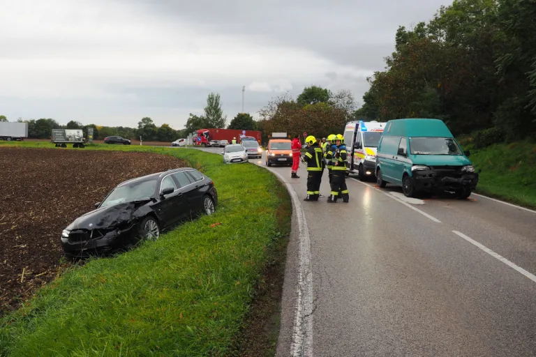 Biedermannsdorf NÖ – Pkw nach Unfall in Feld geschleudert