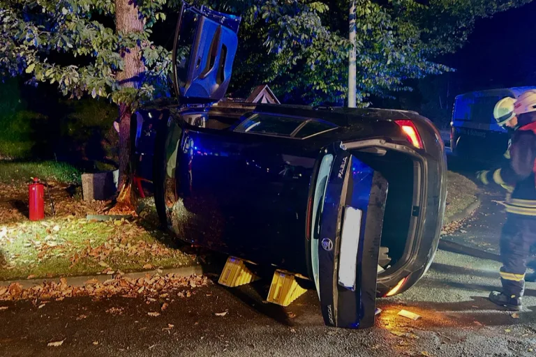 Lennestadt NW – Pkw kippt nach Unfall auf Seite