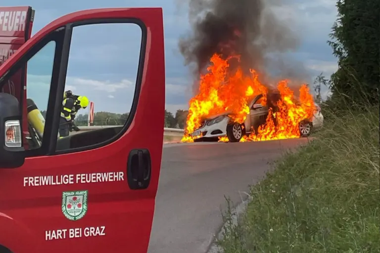Hart bei Graz – Taxi brennt während der Fahrt aus