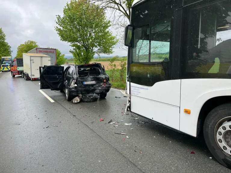 Heftiger Unfall in Warburg – Bus schiebt Fahrzeuge zusammen