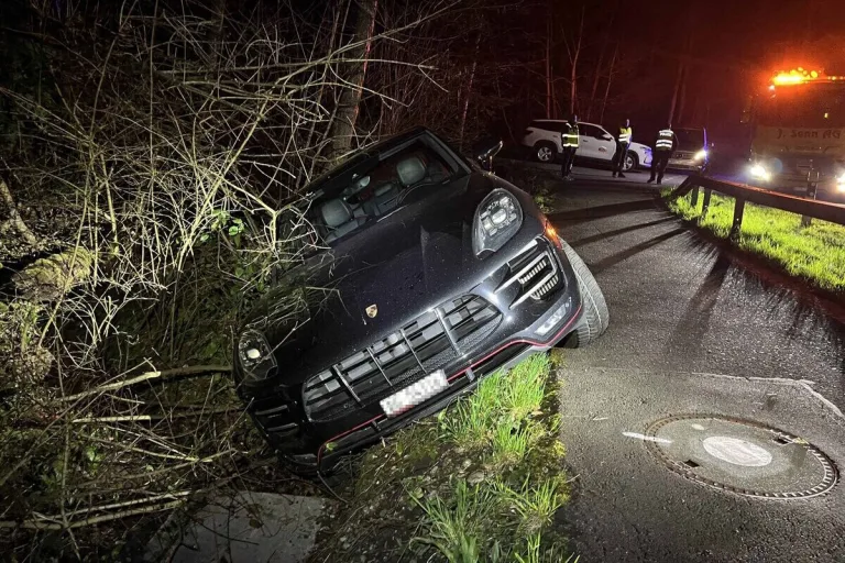 Windisch AG – Porsche bleibt bei Unfall im Wiesland stecken 