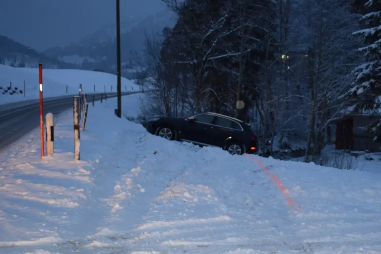 Urnäsch AR - Mit dem Audi ins Rutschen gekommen