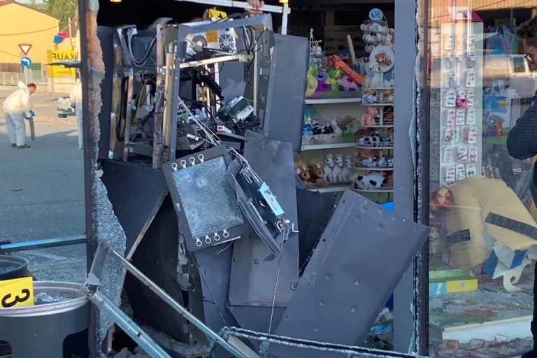Hollabrunn - Bankomat durch Explosion komplett zerstört