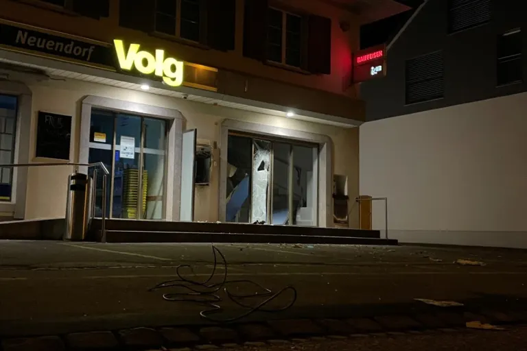 Neuendorf SO - Bankomat beim Volg gesprengt - Täterschaft auf der Flucht