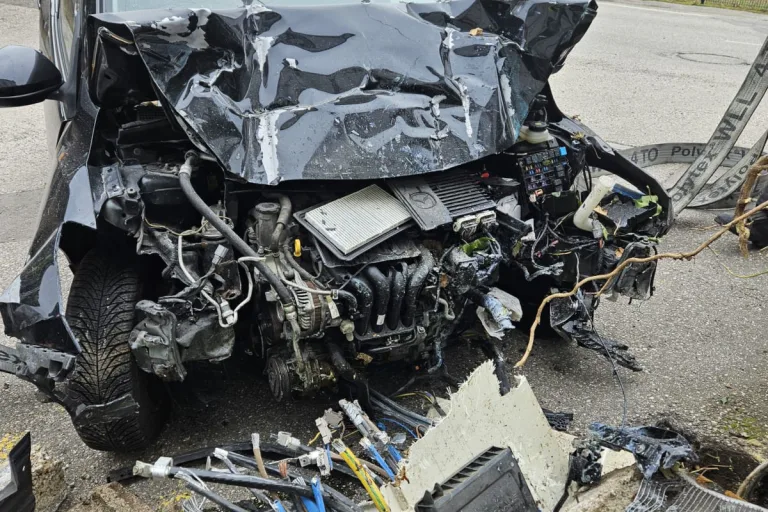 Unfall in Traismauer – Pkw kracht gegen Stromkasten