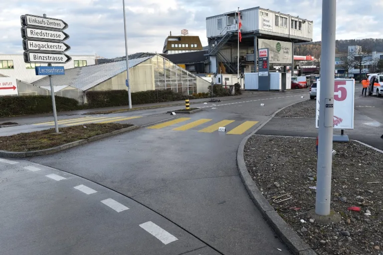 Dietikon ZH - Velofahrer nach Kollision mit Auto schwer verletzt