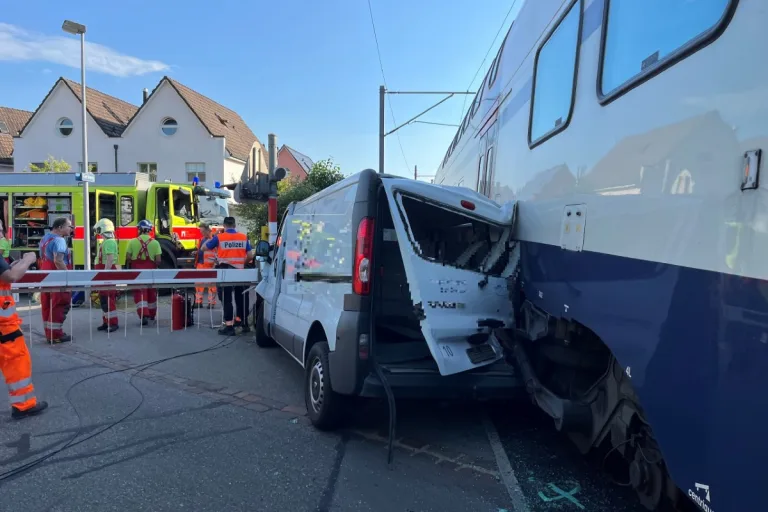 Affoltern am AlbisZH - S-Bahn kollidiert auf Bahnübergang mit Lieferwagen