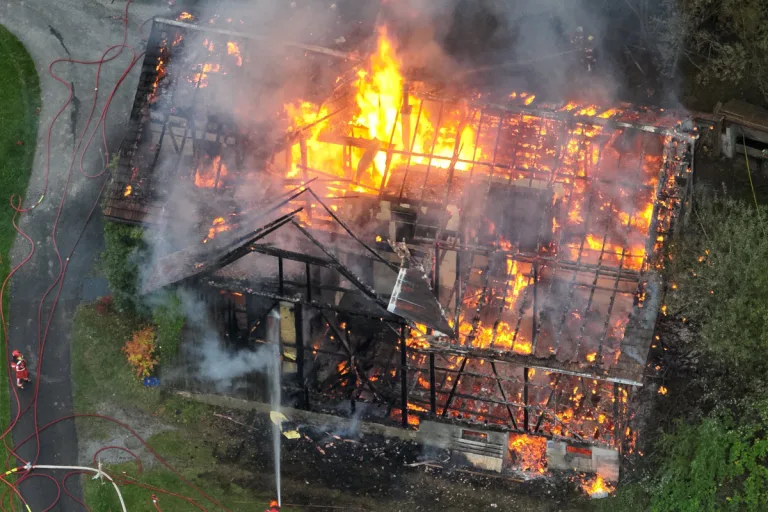 Goldingen SG – Einfamilienhaus mit Scheune bei Brand zerstört
