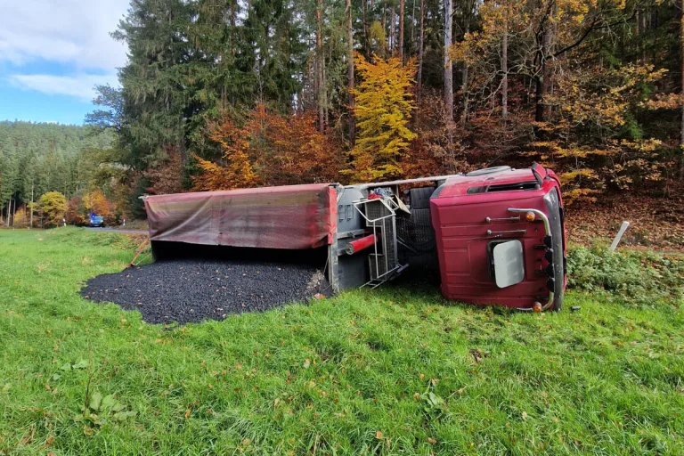 Niederkrossen TH – Lkw kippt bei Unfall um