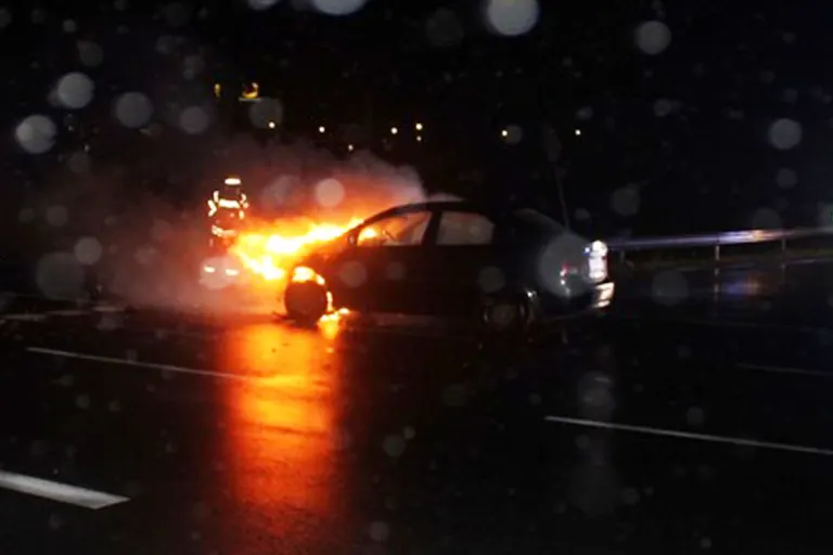 Espelkamp - Auto gerät nach Zusammenstoß in Brand