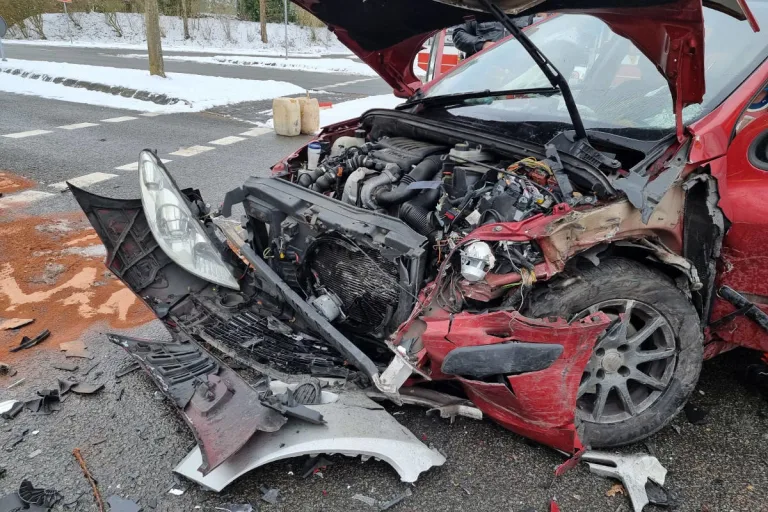 B73 Horneburg – Drei Verletzte bei schwerer Kollision