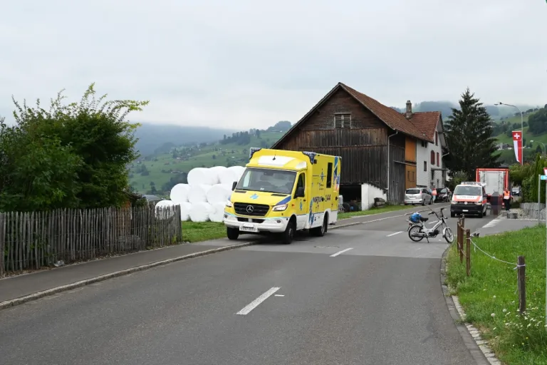 Gams SG - Streifkollision zwischen Lastwagen und Mofa