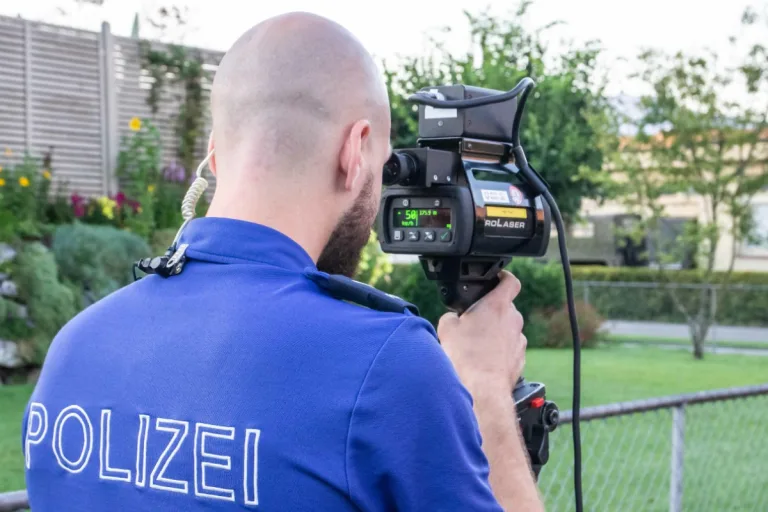 Kurioses aus Schmerikon SG -  Schnelles E-Trottinett aus dem Verkehr gezogen - 49-Jähriger verzeigt