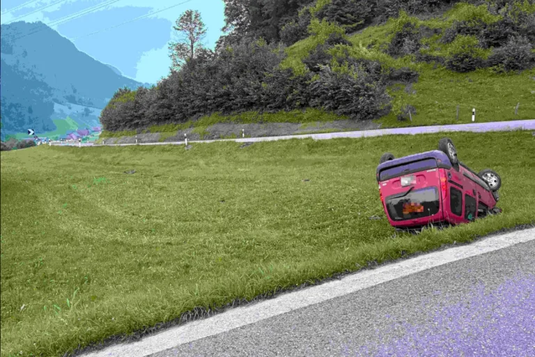Brunnadern SG – Mann ohne Führerausweis verursacht Unfall mit geklautem Auto