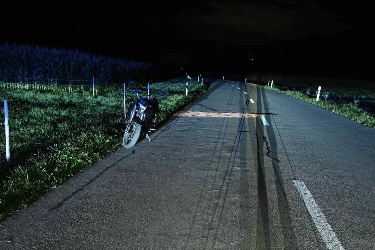 Mels SG - Motorradfahrer kollidiert beim Überholen mit einem Traktor 