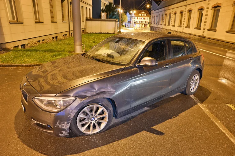 Kriens LU – Autofahrer prallt bei Unfall in Hauswand