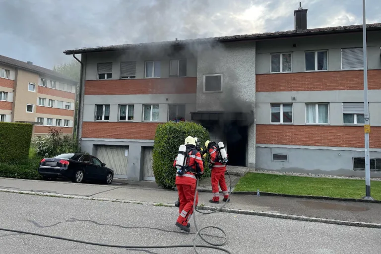 Dietlikon ZH – Kellerbrand in Mehrfamilienhaus verursacht hohen Sachschaden