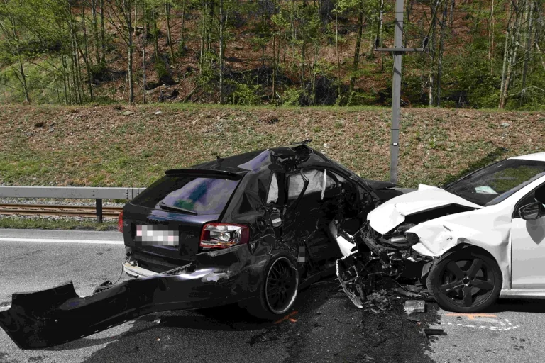 Seewis im Prättigau GR – Drei Verletzte bei heftigem Unfall - N28 gesperrt