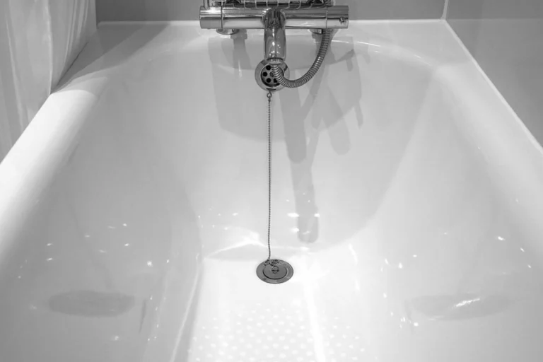 Stadt Linz – 83-Jähriger aus Badewanne befreit