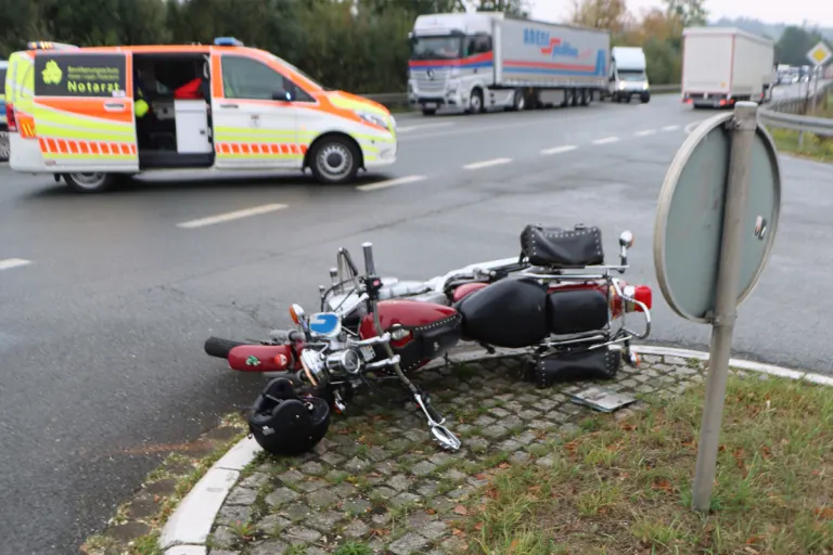 Warburg NW – Motorradfahrer durch Pkw bei Unfall schwer verletzt