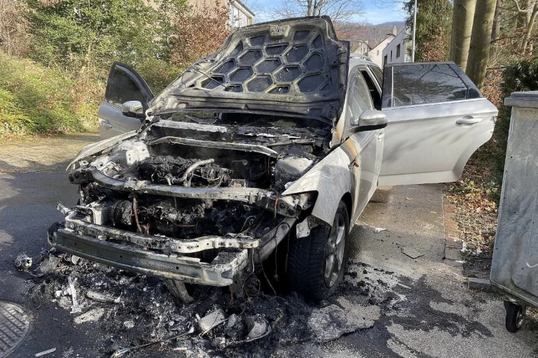 Arlesheim BL – Fahrzeugbrand erfordert Feuerwehreinsatz