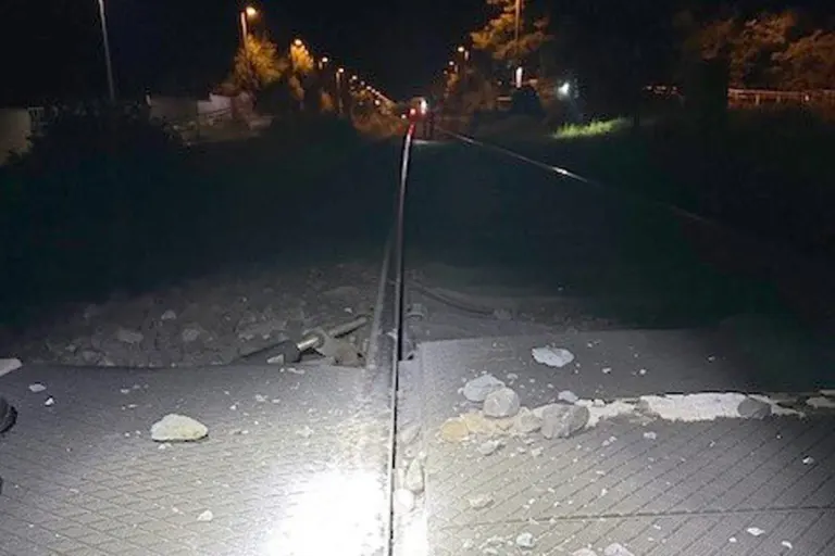 Zeugenaufruf in Lunden SH – Schottersteine auf Bahngleisen