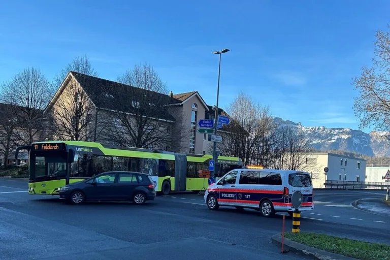 Schaanwald/Schellenberg FL – Linienbus kollidiert mit Auto - In Rechtskurve verunfallt