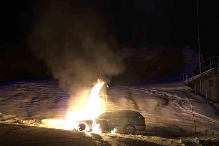 Rickenbach SZ – Fahrzeug brennt auf Passstrasse aus