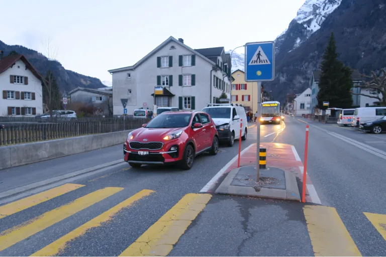 Näfels GL - Verkehrsunfall vor dem Kino