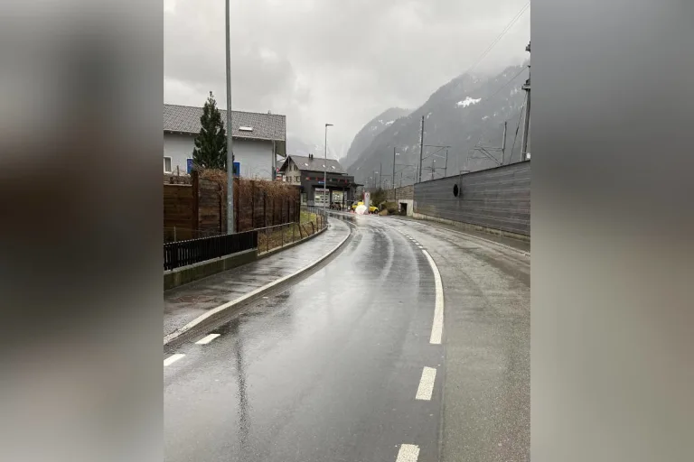 Erstfeld UR – Fahrzeug kollidiert mit Gartenzaun