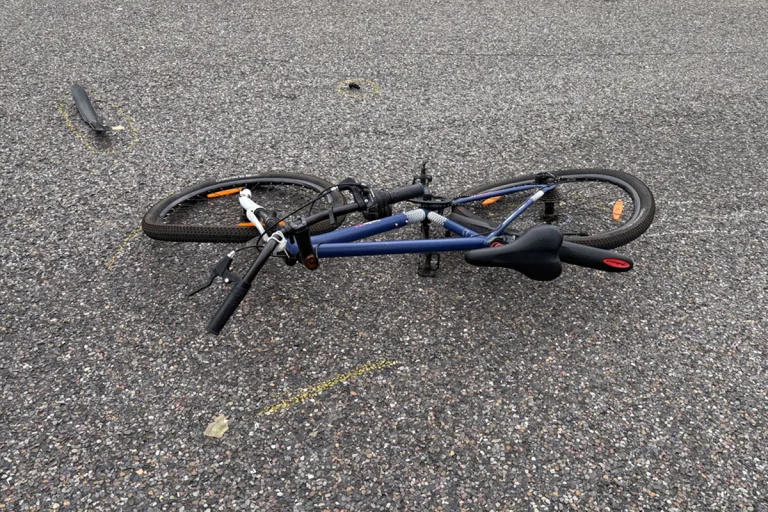 Rorschach SG – Auto kollidiert mit Velo in Kreisverkehr