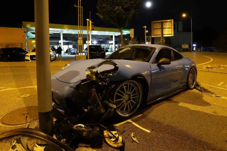 Stadt St. Gallen - 22-jährige Lenkerin zerstört Porsche