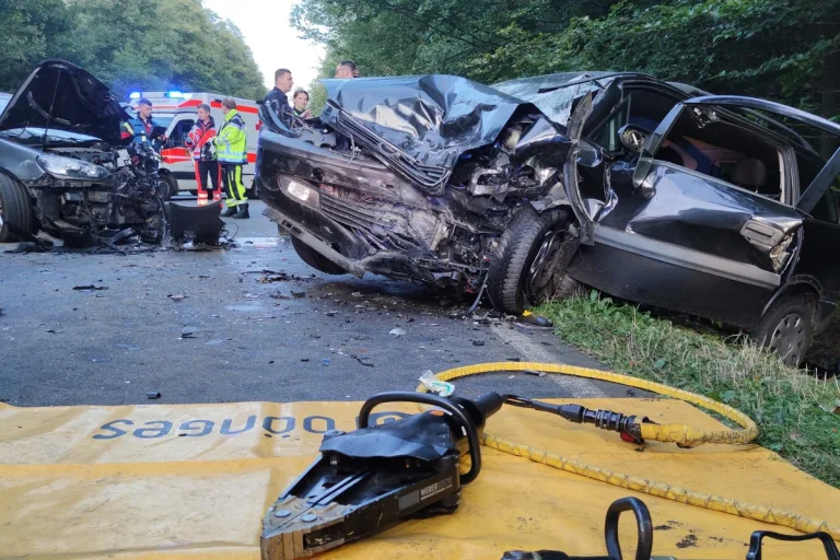 Celle - Acht Personen an schwerem Unfall beteiligt