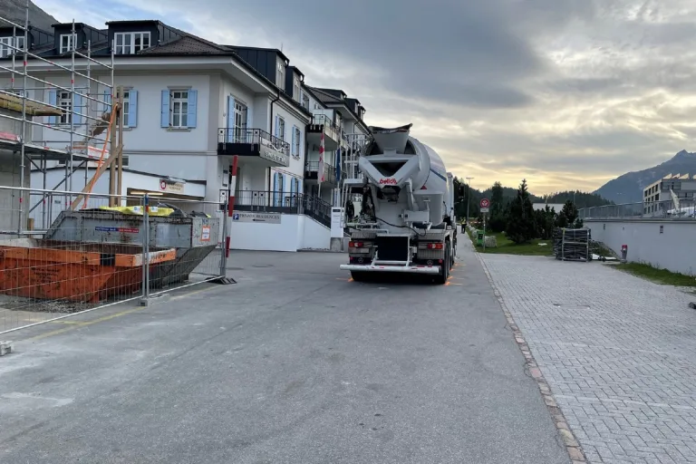 Drama in St. Moritz GR - Frau auf Rollator von Lastwagen überrollt