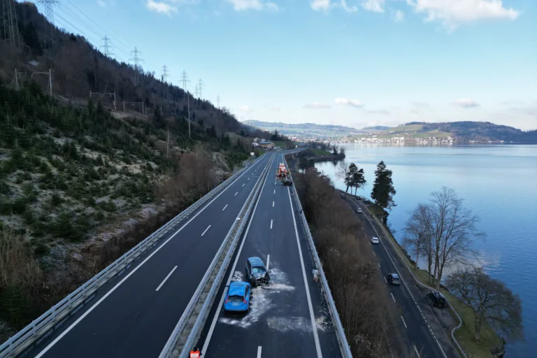 A4 Arth SZ – Auffahrkollision auf Autobahn fordert mehrere Verletzte