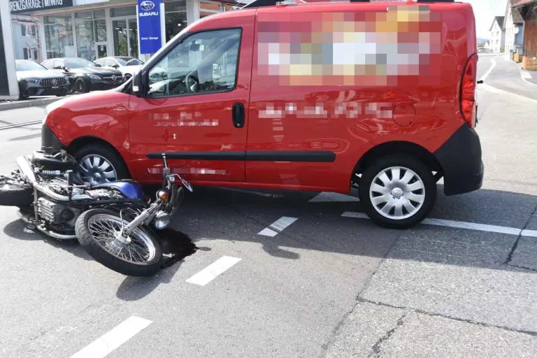 St. Margrethen SG - Lieferwagen prallt in Motorrad