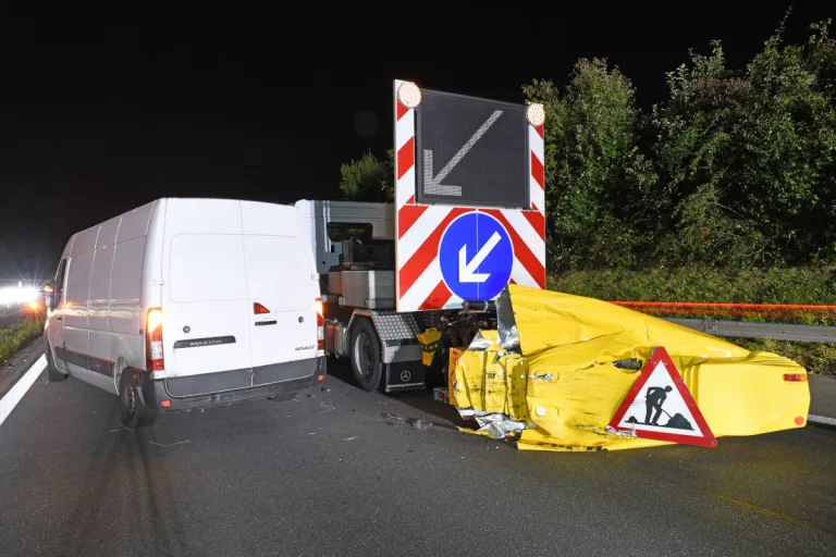 A2 Schenkon LU – Lieferwagen prallt in Anpralldämpfer