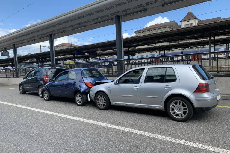 Stadt Schaffhausen - Zweimal Totalschaden nach Auffahrkollision