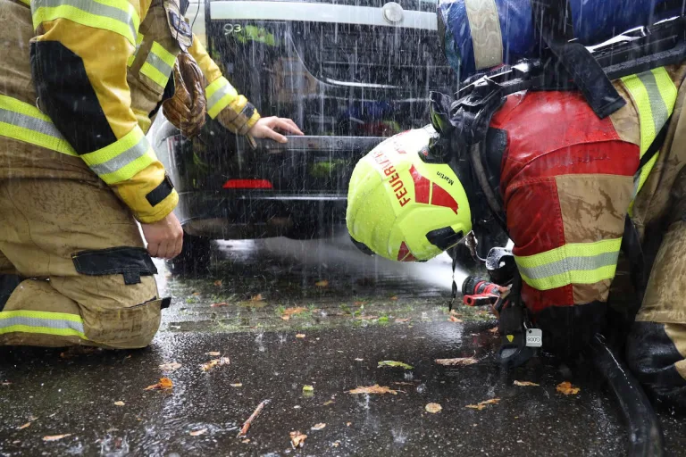 Stadt Zug – Polizist und Feuerwehr löschen Fahrzeugbrand