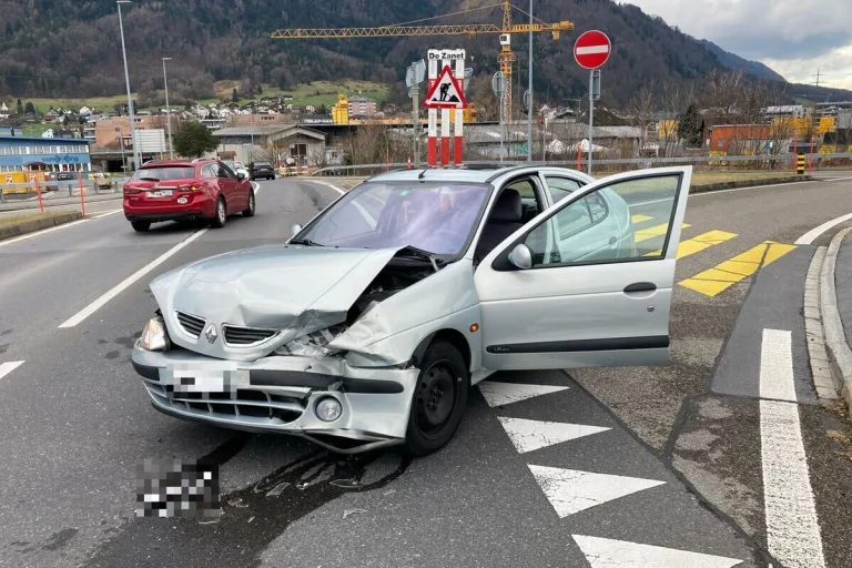 Erheblicher Sachschaden nach Unfall in Bilten GL 