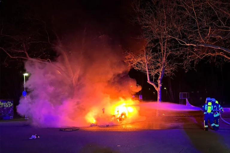 Offenburg – Tesla brennt auf Parkplatz vollständig aus