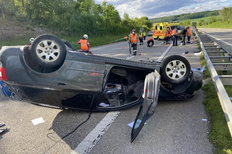Personenwagen fährt auf der Autobahn A2 bei Arisdorf BL auf Lastwagen auf!